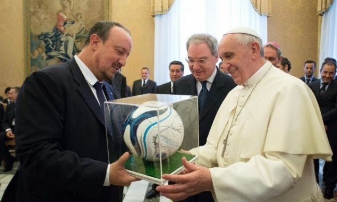Pope Francis receives a soccer ball from the hands of Rafa Benitez, coach of Naples soccer team