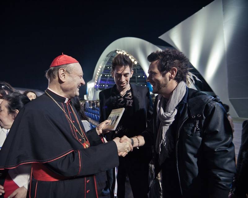 Il Cardinale con un gruppo Rock