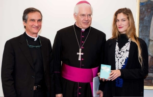 Mons. Carlos Azevedo, Delegado, con Tea Falco y Dario Viganò