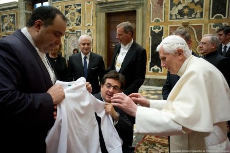 Il Papa riceve la maglia della selezione olimpica italiana